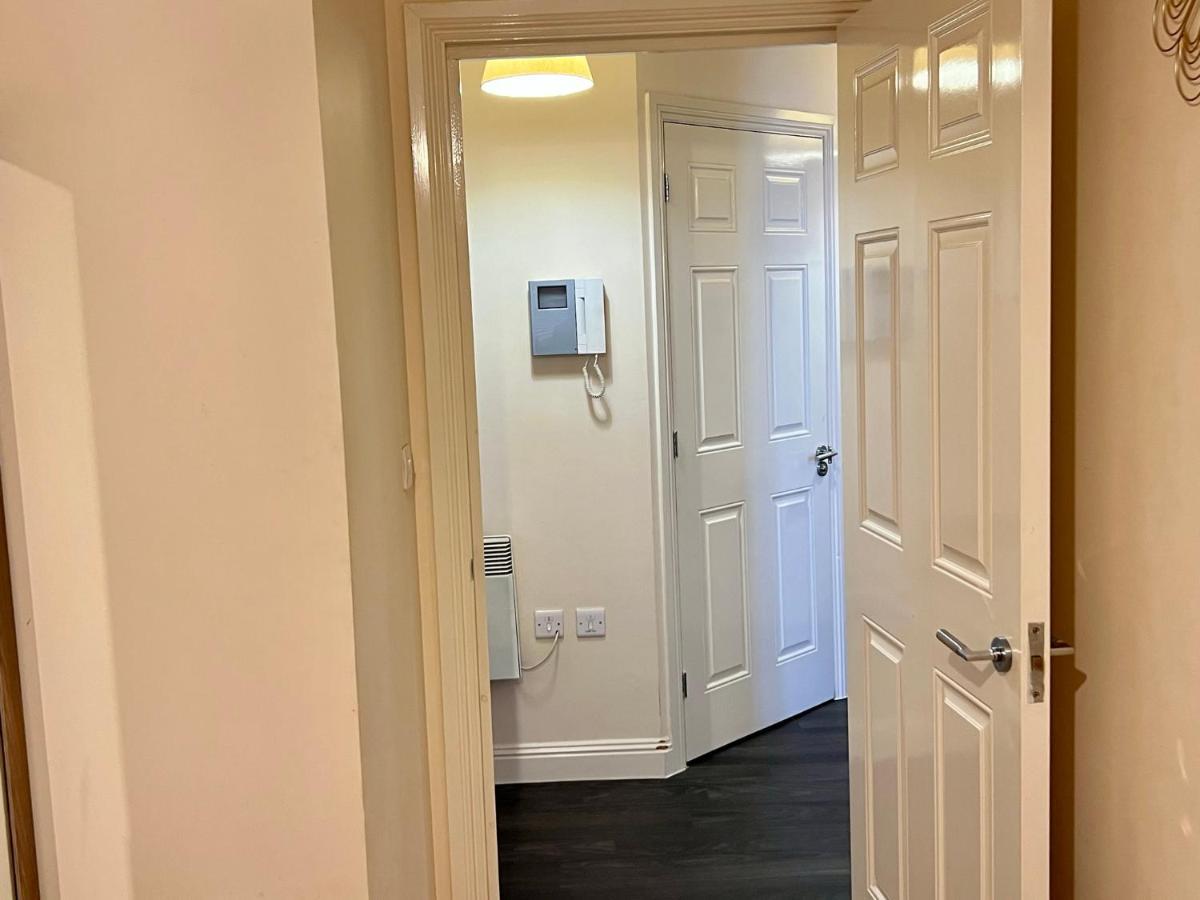 Radiant2 Bedroom Apartment In The Heart Of Harlow Town Exterior foto